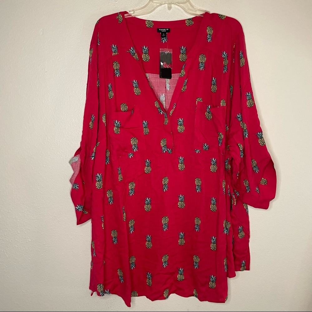 Torrid HARPER PULLOVER BLOUSE - PINEAPPLE MAGENTA - Picture 3 of 6